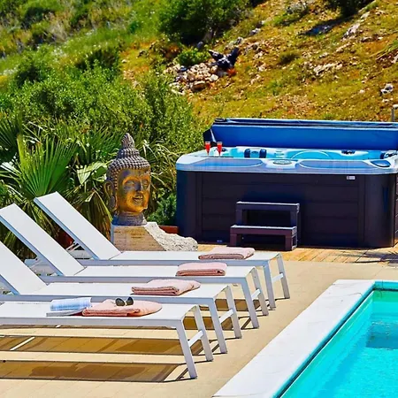 Ananda Villa *